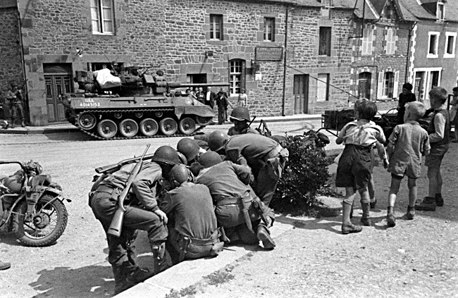 705th_Miniac_Morvan_in_Brittany_France_Aug_44_3-3477