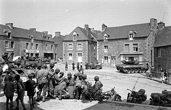 705th_Miniac_Morvan_in_Brittany_France_Aug_44_4-3478