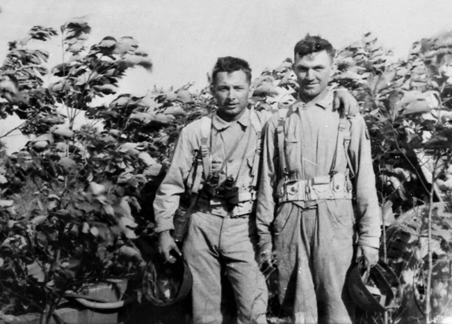 692nd_Ptasznik_on_left_with_unk_soldier__camoflauged_gun_behind-3777
